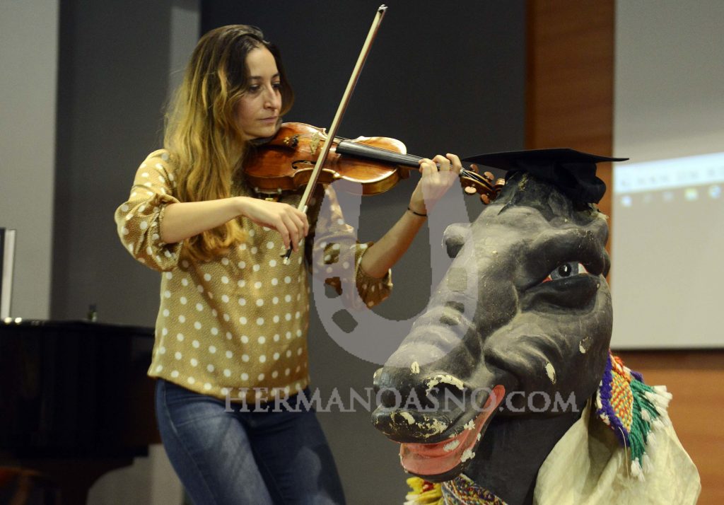 La artista Eva Calero Jiménez con la cabeza de asno usada en su performance. (foto: Mondelo)